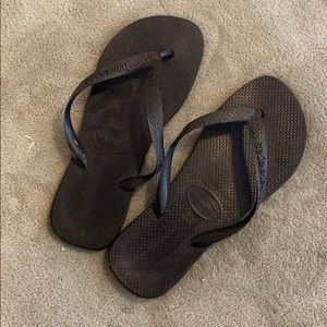 Black Havainas flip flops